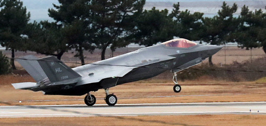 F-35 스텔스 전투기가 4일 한미연합 공중훈련(Vigilant ACE)을 위해 전북 군산시 미 공군기지에 있는 패트리어트 포대 옆 활주로를 달리고 있다.